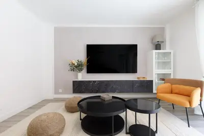 Télévision ou salle de divertissement dans l'établissement Premium 80sqm Apartment Opposite Martinez, Steps from Congress Center