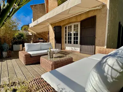 Coin salon dans l'établissement Maison dans résidence avec piscine et tennis