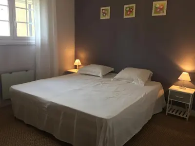 Un ou plusieurs lits dans un hébergement de l'établissement Maison dans résidence avec piscine et tennis