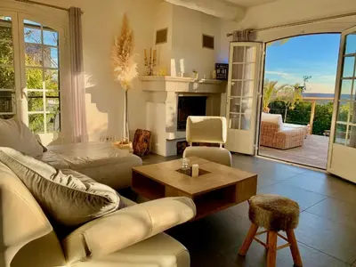 Coin salon dans l'établissement Maison dans résidence avec piscine et tennis