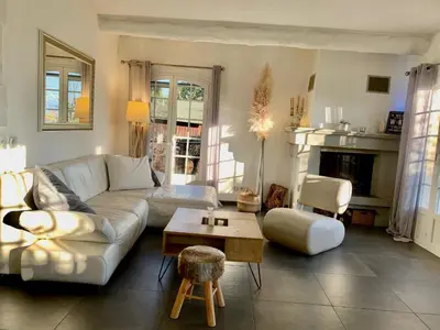 Coin salon dans l'établissement Maison dans résidence avec piscine et tennis
