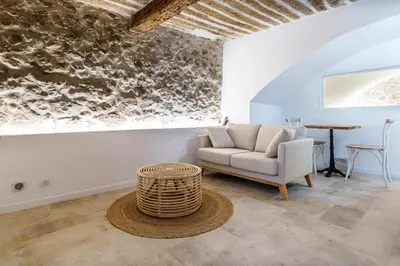 Coin salon dans l'établissement 2 pièces Cœur du Vieil Antibes