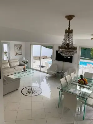Coin salon dans l'établissement Cannes centre Villa piscine spa