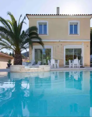 Piscine de l'établissement Cannes centre Villa piscine spa ou située à proximité