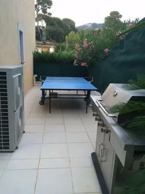 Tennis de table au sein de l'établissement Cannes centre Villa piscine spa ou à proximité