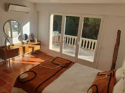 Un ou plusieurs lits dans un hébergement de l'établissement Bas de villa avec piscine partagée