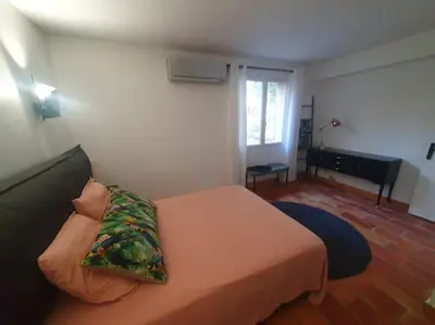 Un ou plusieurs lits dans un hébergement de l'établissement Bas de villa avec piscine partagée
