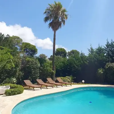 Bas de villa avec piscine partagée