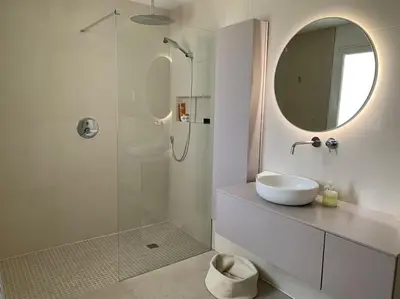 Salle de bains dans l'établissement Grande villa californienne calme près de la mer