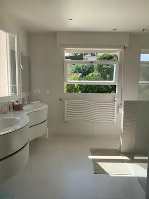 Salle de bains dans l'établissement Grande villa californienne calme près de la mer