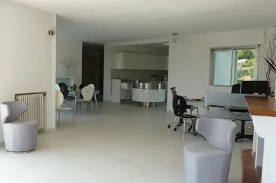 Coin salon dans l'établissement Grande villa californienne calme près de la mer