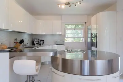 Cuisine ou kitchenette dans l'établissement Grande villa californienne calme près de la mer