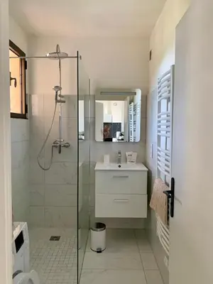 Salle de bains dans l'établissement 2 pièces, moderne et lumineux avec piscine en résidence privée