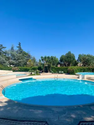 Piscine de l'établissement 2 pièces, moderne et lumineux avec piscine en résidence privée ou située à proximité
