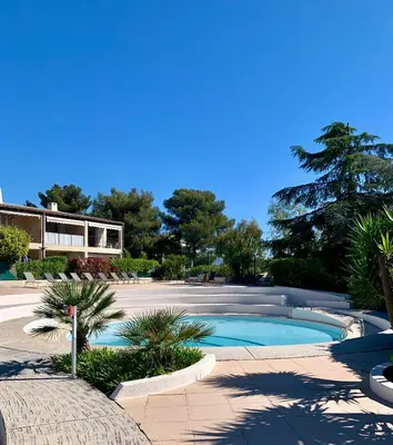 Piscine de l'établissement 2 pièces, moderne et lumineux avec piscine en résidence privée ou située à proximité