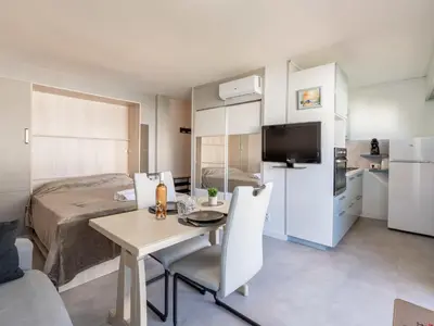 Cuisine ou kitchenette dans l'établissement Apartment Le Copacabana by Interhome