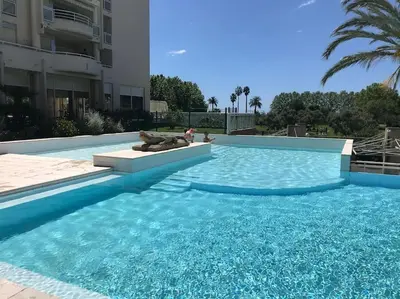 Piscine de l'établissement Appartement terrasse piscine et accès plage ou située à proximité