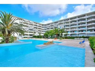 Piscine de l'établissement Appartement terrasse piscine et accès plage ou située à proximité