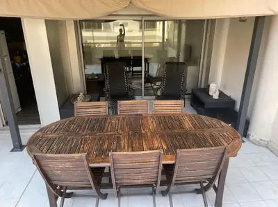 Coin salon dans l'établissement Appartement terrasse piscine et accès plage