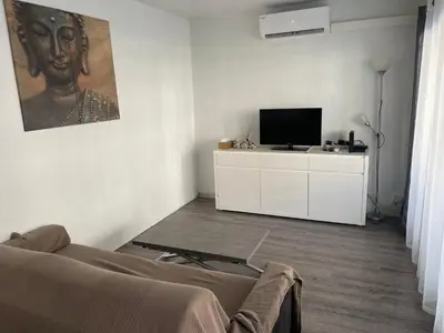 Télévision ou salle de divertissement dans l'établissement Appartement terrasse piscine et accès plage