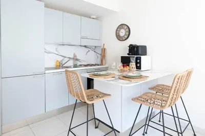 Cuisine ou kitchenette dans l'établissement Le Cocon de la Pinède - Antibes proche plage