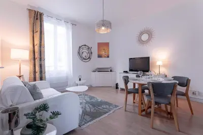Télévision ou salle de divertissement dans l'établissement The Artists’ Retreat – Comfort in the Heart of Cannes