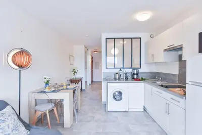 Cuisine ou kitchenette dans l'établissement LES BEAUX JOURS Super nice flat for 3 with AC, balcony & view