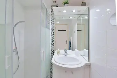 Salle de bains dans l'établissement LES BEAUX JOURS Super nice flat for 3 with AC, balcony & view