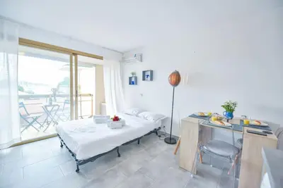 Un ou plusieurs lits dans un hébergement de l'établissement LES BEAUX JOURS Super nice flat for 3 with AC, balcony & view