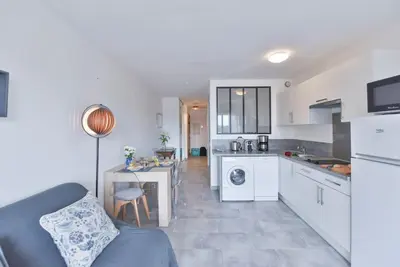 Cuisine ou kitchenette dans l'établissement LES BEAUX JOURS Super nice flat for 3 with AC, balcony & view