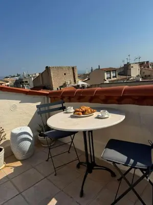 Balcon ou terrasse dans l'établissement ARAZY - Superb duplex old Antibes very central, AC, terrace