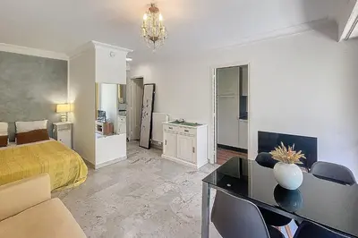 Un ou plusieurs lits dans un hébergement de l'établissement Henri Camille Real Estate- Mikaela - Studio with terrace