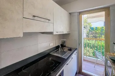 Cuisine ou kitchenette dans l'établissement Henri Camille Real Estate- Mikaela - Studio with terrace