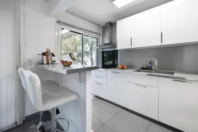 Cuisine ou kitchenette dans l'établissement Suite Ioana - Appartement à Cannes