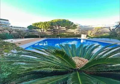 Piscine de l'établissement Stylish Studio with Pool 500 meters to the Beach ou située à proximité