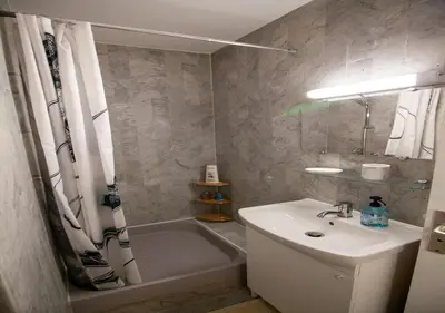 Salle de bains dans l'établissement Stylish Studio with Pool 500 meters to the Beach