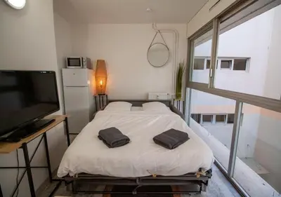 Un ou plusieurs lits dans un hébergement de l'établissement Stylish Studio with Pool 500 meters to the Beach