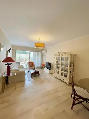 Coin salon dans l'établissement appartement avec piscine