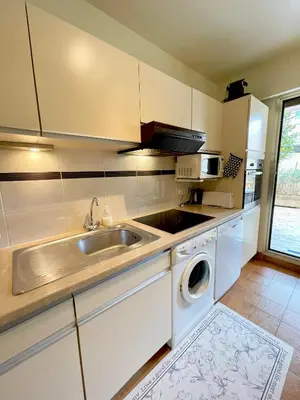 Cuisine ou kitchenette dans l'établissement appartement avec piscine