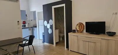 Cuisine ou kitchenette dans l'établissement Grand T2 Meublé-Juan Pins-Logt8