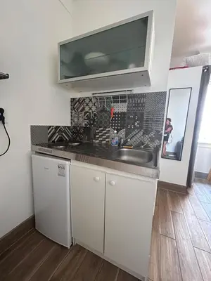 Cuisine ou kitchenette dans l'établissement Studio ANTIBES CENTRE