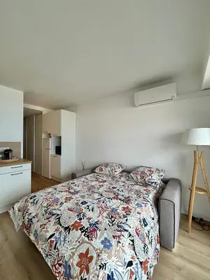 Un ou plusieurs lits dans un hébergement de l'établissement Seaside Serenity - Antibes - Beachfront Apartment -
