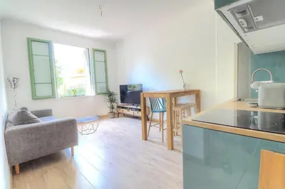 Cuisine ou kitchenette dans l'établissement Joli appartement en bord de mer