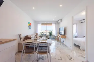 Télévision ou salle de divertissement dans l'établissement 1-Br Renovated Near Croisette