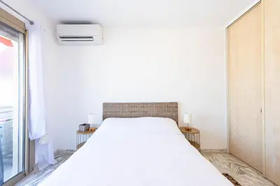Un ou plusieurs lits dans un hébergement de l'établissement 1-Br Renovated Near Croisette