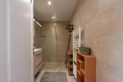 Salle de bains dans l'établissement 1-Br Renovated Near Croisette