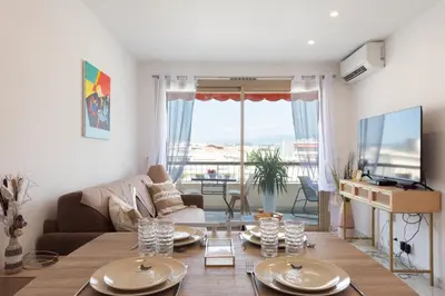 Télévision ou salle de divertissement dans l'établissement 1-Br Renovated Near Croisette
