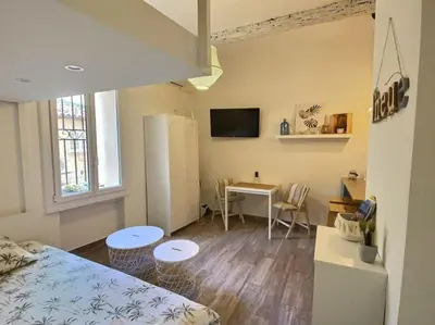 Un ou plusieurs lits dans un hébergement de l'établissement Studio vieil Antibes et mezzanine proche de la mer
