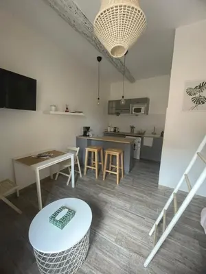 Cuisine ou kitchenette dans l'établissement Studio vieil Antibes et mezzanine proche de la mer