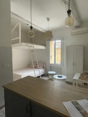 Un ou plusieurs lits dans un hébergement de l'établissement Studio vieil Antibes et mezzanine proche de la mer